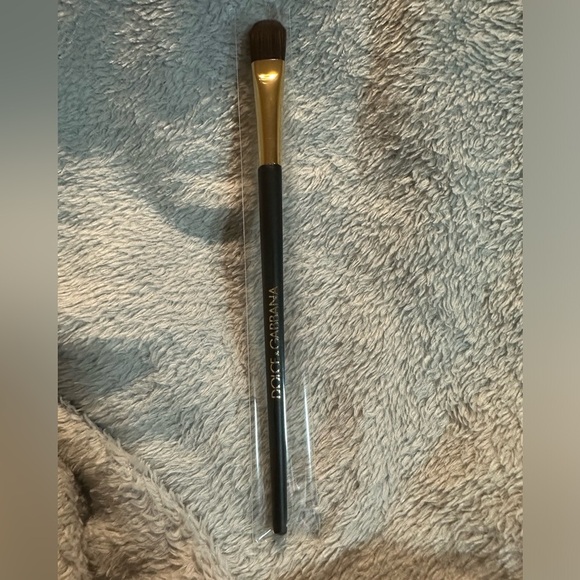 Dolce and Gabbana concealer brush